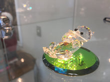 Laden Sie das Bild in den Galerie-Viewer, Chillin Otter Crystal Figurine
