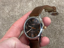 Cargar imagen en el visor de la galería, Timex Large Watch With Leather Strap