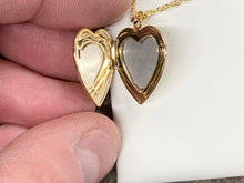 Cargar imagen en el visor de la galería, Gold Filled Heart Shaped Locket