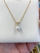 Cargar imagen en el visor de la galería, Pearl And Diamond Gold Pendant