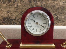 Laden Sie das Bild in den Galerie-Viewer, Wooden Mantel Desk Clock With Pens