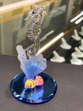Laden Sie das Bild in den Galerie-Viewer, Seahorse Glass Figurine With Swarovski Elements