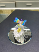 Charger l&#39;image dans la galerie, Dragon Fly And Daisy Glass Figurine