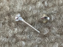 Cargar imagen en el visor de la galería, Silver Baby Cubic Zirconia Heart Earrings