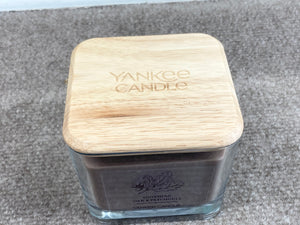 Soothing Oak & Patchouli Yankee Candle