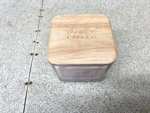 Cargar imagen en el visor de la galería, Bright Pomelo &amp; Amber Yankee Candle