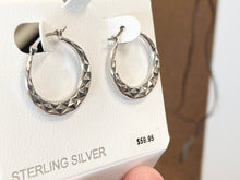 Cargar imagen en el visor de la galería, Silver Diamond Cut Hoop Earrings