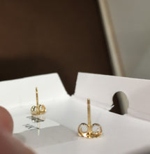 Laden Sie das Bild in den Galerie-Viewer, Blue Topaz 14 K Gold Small Stud Earrings