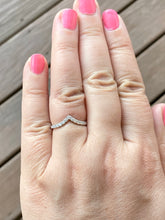 Laden Sie das Bild in den Galerie-Viewer, White Gold Curved Diamond Wedding Ring