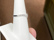 Cargar imagen en el visor de la galería, White Gold Curved Diamond Wedding Ring