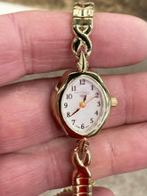 Charger l&#39;image dans la galerie, DeGrandpre Jewelers Women&#39;s Gold Tone Expansion Watch