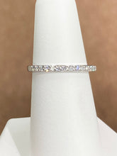 Laden Sie das Bild in den Galerie-Viewer, Lab Created Diamond Wedding Ring