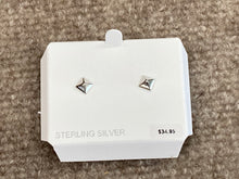 Cargar imagen en el visor de la galería, Silver Pyramid Post Earrings