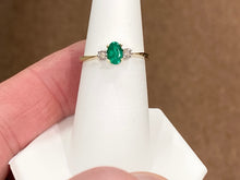 Laden Sie das Bild in den Galerie-Viewer, 14 K Yellow Gold Emerald And Diamond Ring
