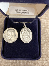 Cargar imagen en el visor de la galería, Saint Veronica Silver Pendant And Chain