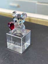 Laden Sie das Bild in den Galerie-Viewer, I Love You Teddy Bear Crystal Figurine