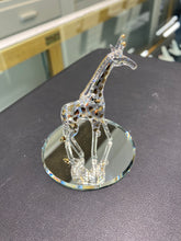 Laden Sie das Bild in den Galerie-Viewer, Giraffe Glass Figurine With 22 K Gold Accents