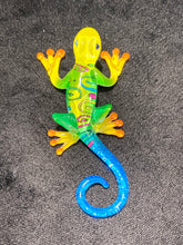 Laden Sie das Bild in den Galerie-Viewer, Gecko Hawaii Glass Figurine