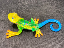 Laden Sie das Bild in den Galerie-Viewer, Gecko Hawaii Glass Figurine