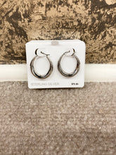 Cargar imagen en el visor de la galería, Silver Shell Hoop Earrings