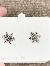 Cargar imagen en el visor de la galería, Sterling Silver Snowflake Earrings