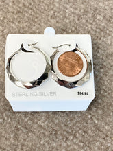 Cargar imagen en el visor de la galería, Silver Facet Cut Silver Hoop Earrings