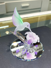 Laden Sie das Bild in den Galerie-Viewer, Hummingbird Glass Figurine