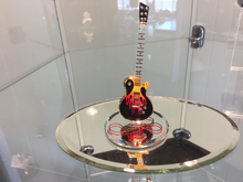 Charger l&#39;image dans la galerie, Guitar Heat Glass Figurine With Swarovski Crystals