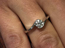 Laden Sie das Bild in den Galerie-Viewer, 14 K White Gold Diamond Engagement Ring Bezel Set