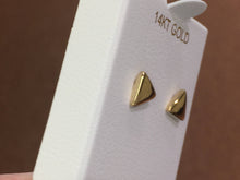 Laden Sie das Bild in den Galerie-Viewer, 14 K Yellow Gold Triangle Stud Earrings