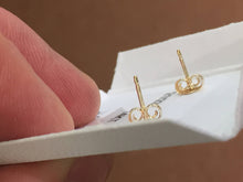 Laden Sie das Bild in den Galerie-Viewer, 14 K Yellow Gold Triangle Stud Earrings