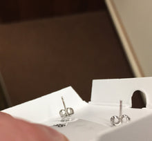 Cargar imagen en el visor de la galería, Silver Pyramid Post Earrings