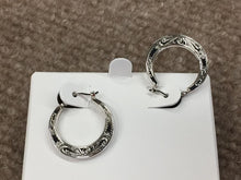 Cargar imagen en el visor de la galería, Sterling Silver Engraved Hoop Earrings